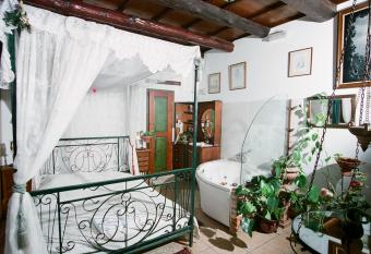 Ifigenia by Captain Michalis has rooms with a private hot tub