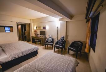 White Palace Bangkok has rooms with a private hot tub