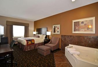 Best Western Plover-Stevens Point Hotel & Conference Center has rooms with a private hot tub