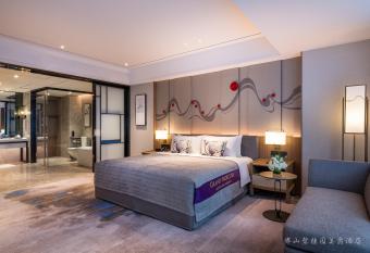Grand Mercure Foshan Country Garden has rooms with a private hot tub