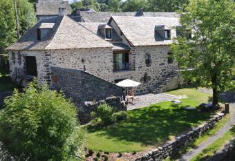 Aux Caprices d Aubrac has Balcony rooms