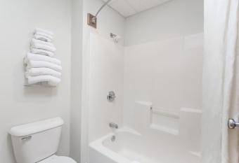 AmericInn by Wyndham Eagle River Downtown has rooms with a private hot tub