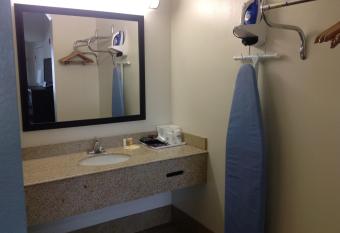 Days Inn Humble has rooms with a private hot tub