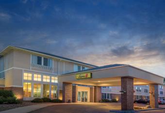 Super 8 by Wyndham Menomonie WI allows 18 year olds to book a room