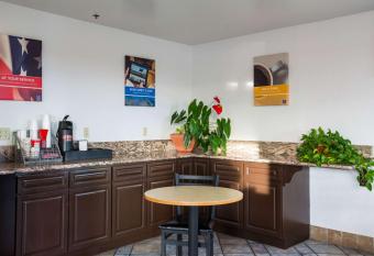 Motel 6 Portland - Wilsonville allows 18 year olds to book a room