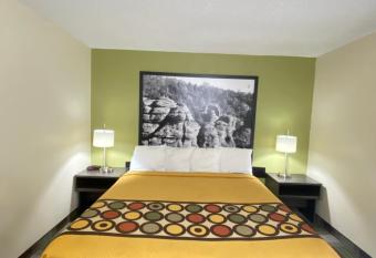 Super 8 by Wyndham Metropolis has rooms with a private hot tub