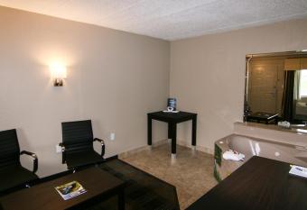 Days Inn & Suites by Wyndham Springfield on I-44 has rooms with a private hot tub