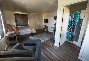 Pacific City Inn has Balcony rooms