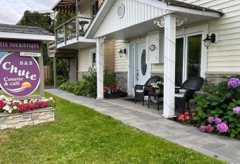 Gite Chute Couette Cafe allows 18 year olds to book a room