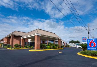 Motel 6-Montgomery, Al - Coliseum has Smoking rooms