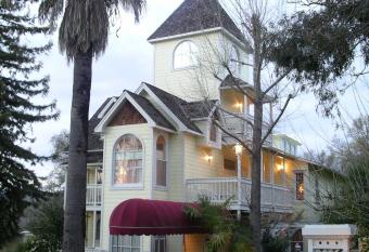 The Palm Hotel has Balcony rooms