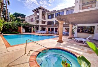 The Inn at South Padre allows 18 year olds to book a room