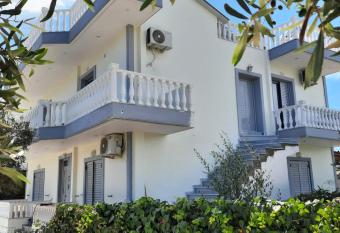 Apartment Mateo Ksamil has Smoking/Balcony rooms