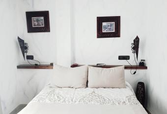 Hospeder  a El Caravansar allows 18 year olds to book a room