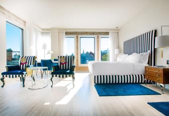 Monsieur Jean - H  tel Particulier allows 18 year olds to book a room