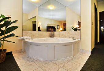 Days Inn & Suites by Wyndham Sam Houston Tollway allows 18 year olds to book a room