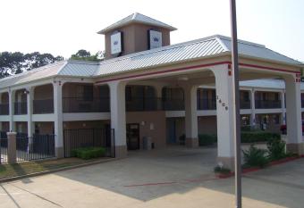 Majestic Inn has Smoking rooms