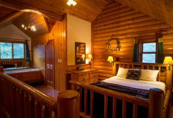 Baker Creek By Basecamp has rooms with a private hot tub