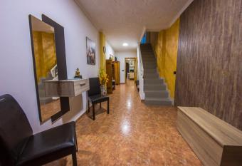 Casa Pueblo Alzira No Compartida allows 18 year olds to book a room