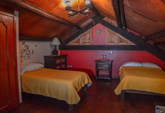 Casa de los Arc  ngeles allows 18 year olds to book a room