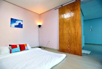 Jeju Inhouse Pension has Balcony rooms