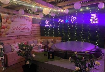 The Rose Garden Room - self contained studio has rooms with a private hot tub