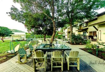 Nuriel Fruit & Guest House has rooms with a private hot tub