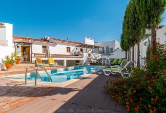 Casa de Pedr  g  o allows 18 year olds to book a room