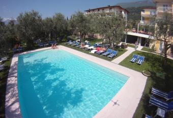 Hotel Augusta allows 18 year olds to book a room