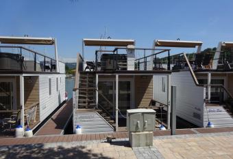 Floating House Hurrea has rooms with a private hot tub