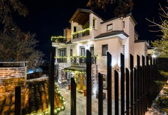 Bujtina Oxhaku has Balcony rooms