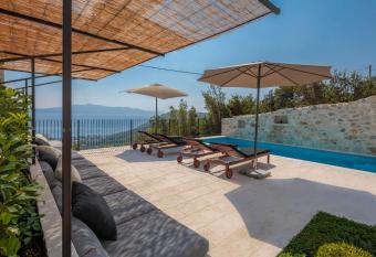 Villa Mara has Smoking/Balcony rooms