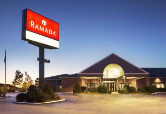 Ramada by Wyndham Batesville has rooms with a private hot tub