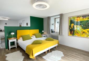 Chemin des Ormeaux allows 18 year olds to book a room