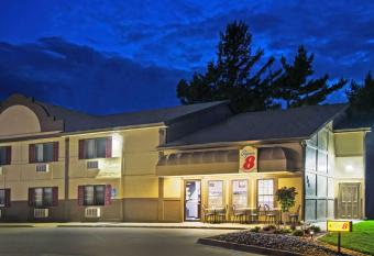Super 8 by Wyndham Pella allows 18 year olds to book a room