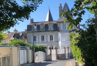 DDay Aviators Le Manoir has Balcony rooms