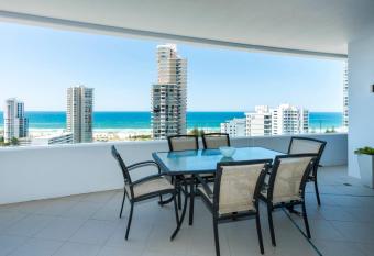 Aria Apartments has rooms with a private hot tub