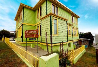 13 Lunas Hostel has Balcony rooms