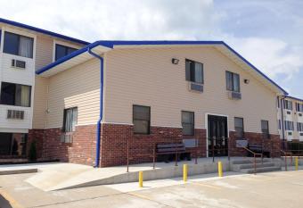 Motel 6 Sedalia, MO allows 18 year olds to book a room