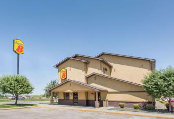 Super 8 by Wyndham Nampa allows 18 year olds to book a room
