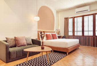 House Of Papa Bangkok Siam has rooms with a private hot tub