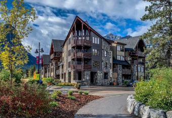 Rundle Cliffs Lodge by Spring Creek Vacations has Balcony rooms