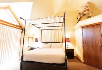 A Bear and Bison Country Inn has Balcony rooms