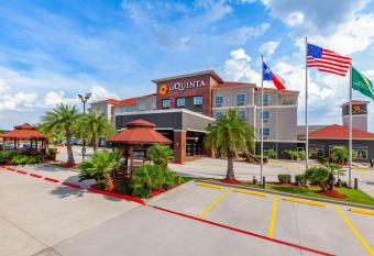 La Quinta Inn & Suites by Wyndham Houston Channelview has Balcony rooms
