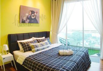 Paragon Suites CIQ Homestay by WELCOME HOME has rooms with a private hot tub