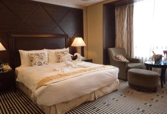 Lake Hotel has rooms with a private hot tub