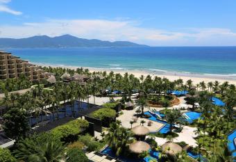 Crowne Plaza Danang has rooms with a private hot tub