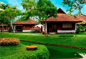 Kumarakom Lake Resort has rooms with a private hot tub