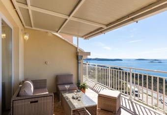 Apartment M&K allows 18 year olds to book a room