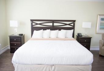 Sands on Golden Lake has rooms with a private hot tub